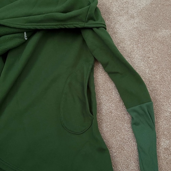 Great condition. Cap type sweatshirt. Two pockets. - Picture 2 of 5